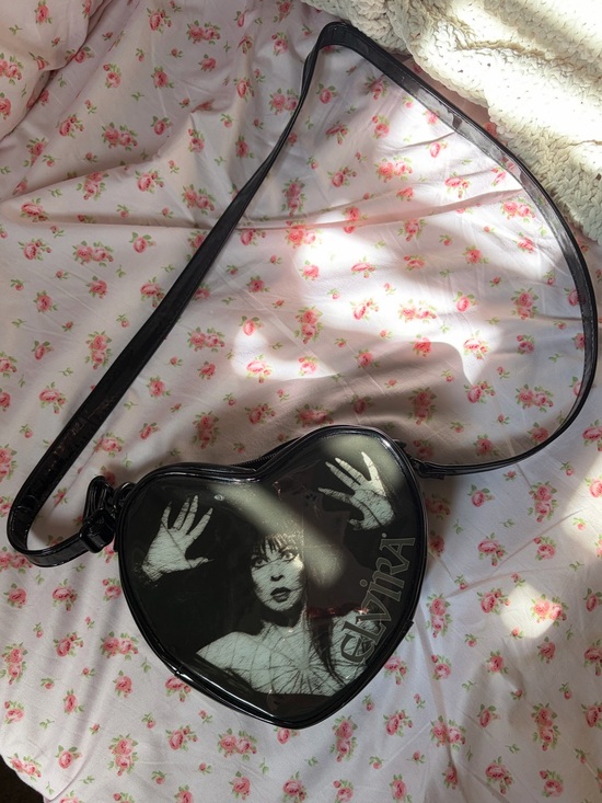 Handbags - black small elvira heart purse